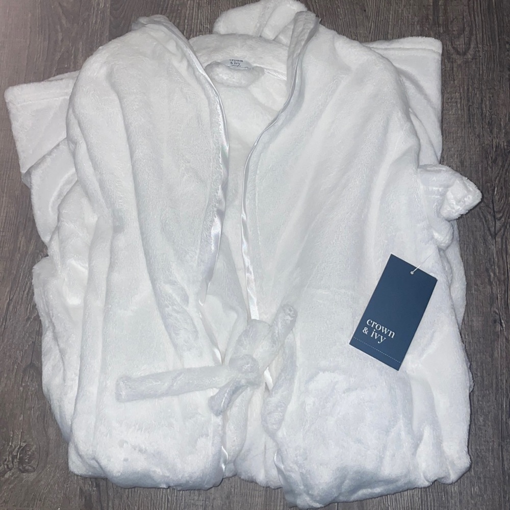 Crown and Ivy Robe. Size Medium. NWT.